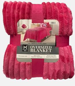 lot 41384 image: Members Mark Extremely Soft & Warm Oversized Plush Blanket, 78 x 92