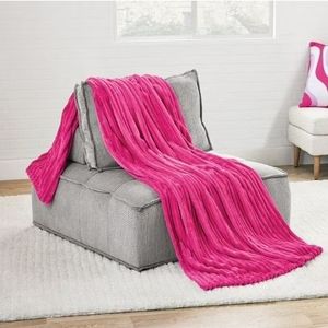 lot 42038 image: Members Mark Oversized Plush Blanket, 78 x 92