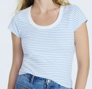 lot 41454 image: Free Assembly Womens Scoop Neck Tee with Short Sleeves, Size Large