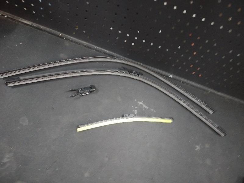 lot 6339 image: Windshield wiper kit