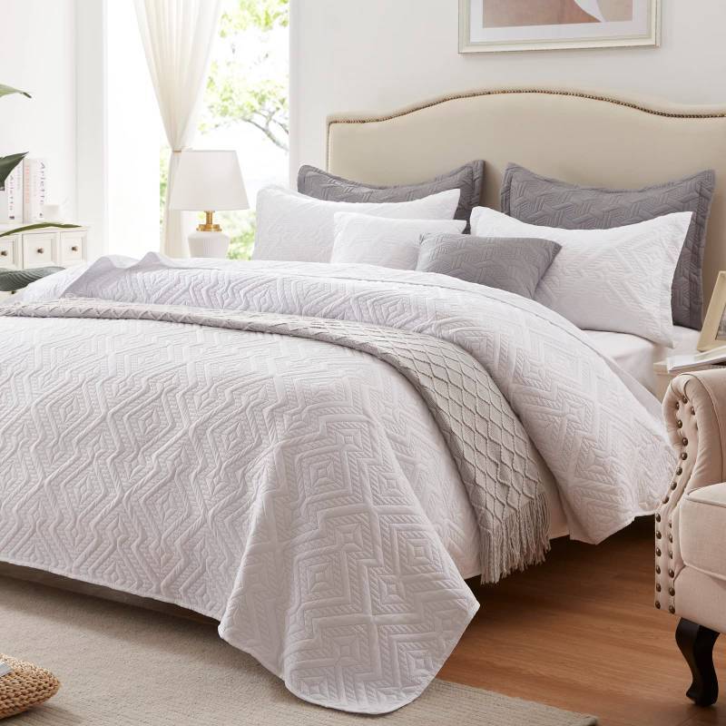 lot 11072 image: LEAONME Quilt Set King Size 3 Pieces, Lightweight White Bedspread-98x106, Soft Microfiber Summer QuiltCoverlet,Luxurious Warm Bedding Sets for All Seasons (Includes 1 Quilt, 2 Shams)