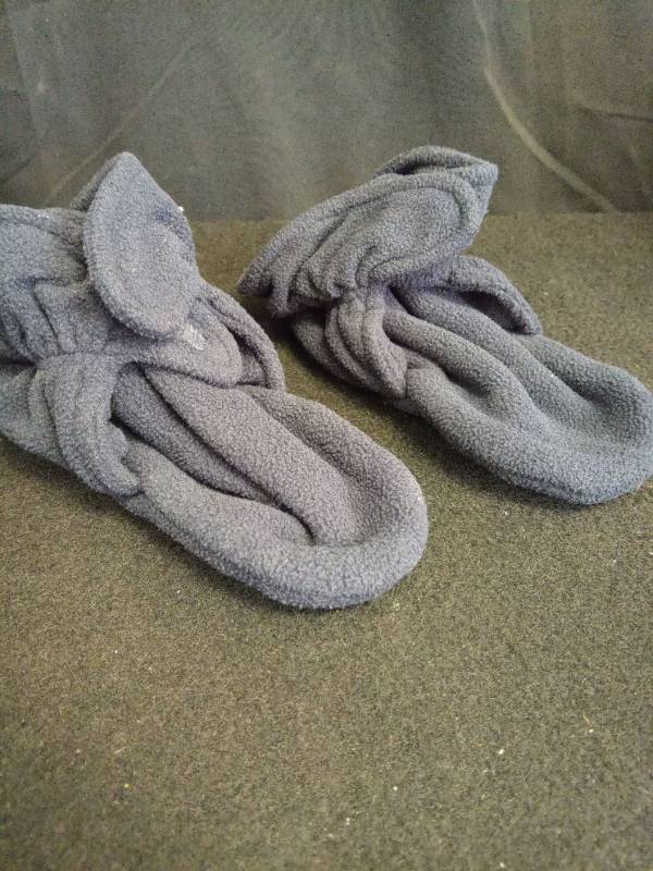 lot 2110 image: Cozy Gray Fleece House Slippers 4T - Retail $12