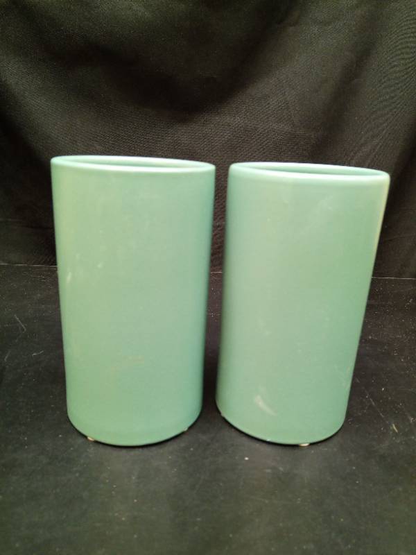 lot 2040 image: Green Ceramic Vase Set - Retail $15