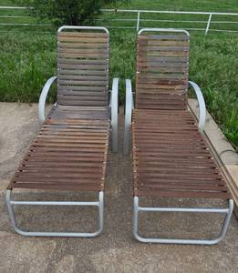 lot 402 image: (2) Aluminum Frame Strap Chaise Lounge Chairs