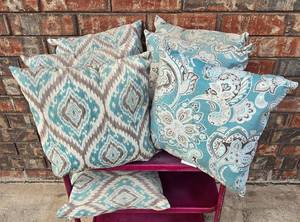 lot 403 image: (7) Outdoor Pillows