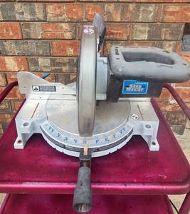 lot 409 image: Delta ShopMaster SM100M 10-Inch Compound Miter Saw with Dust BagDelta ShopMaster SM100M 10-Inch Compound Miter Saw with Dust Bag
