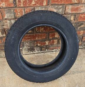 lot 412 image: Yokohama P22560R17 98T Passenger Car Tire