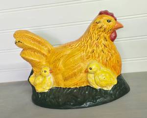 lot 108 image: Vintage Cast Iron Chick