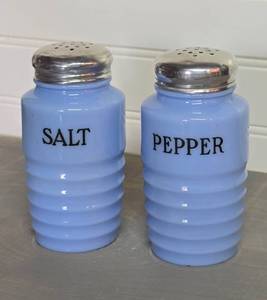 lot 110 image: Vintage Jeanette Delphite Salt and Pepper Shaker Set