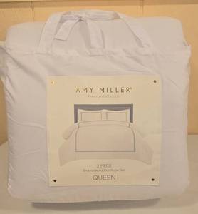lot 143 image: Amy Miller Premium Collection Queen Embroidered 3pc Comforter Set