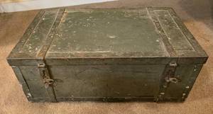 lot 164 image: Military Storage Trunk 29.25 x 17.5 x 11