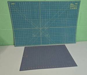 lot 179 image: Cutting Mat Set - OLFA and Fiskars Self-Healing Mats