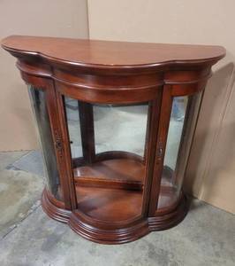 lot 16 image: Lighted Cherry Curio Cabinet with 2 Glass Shelves - Center Door Glass Missing - 41 x 18 x 40