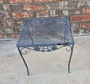 lot 427 image: Metal Outdoor Side Table 19.5 x 19.5 x 16