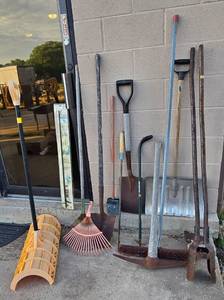 lot 428 image: Long Handled Tools