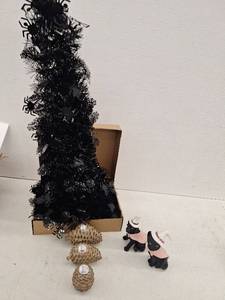 lot 12011 image: Miscellaneous Holiday Decor