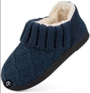 lot 12074 image: Womens Cable Knit Faux Fur Lined House Slippers, Size 7-8