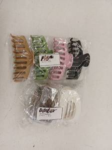 lot 12127 image: Miscellaneous Hair Clips Lot