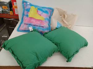 lot 12137 image: Miscellaneous Lot Of Throw Pillows