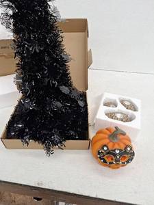 lot 12193 image: Miscellaneous Holiday Lot