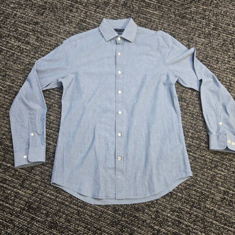 lot 378 image: Mens Light Blue Chambray Button-Down Dress Shirt Tommy Hilfiger Medium