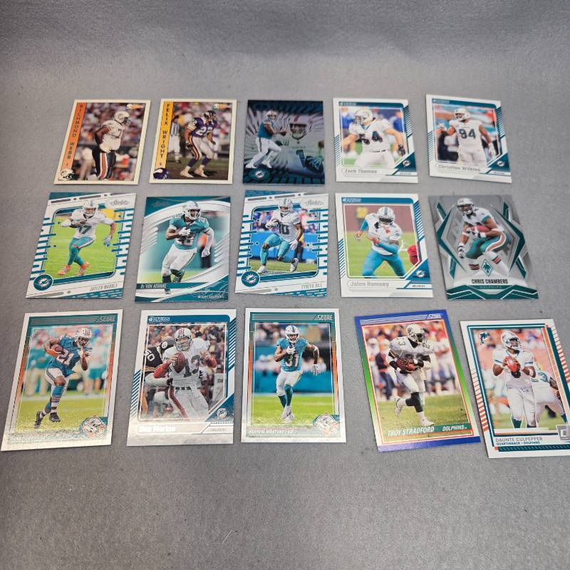 lot 325 image: Miami Dolphins Football Trading Card Collection - 15pk