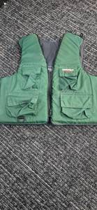 lot 419 image: Tracker Fish the Current Green Fishing Vest with Multiple Pockets