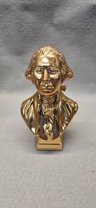 lot 437 image: Avon President Washington Wild Country After Shave Set with Commemorative Bust