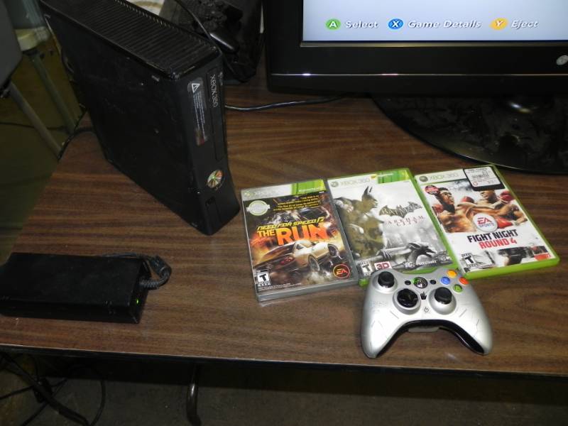 lot 10508 image: XBox 360 with games and Control