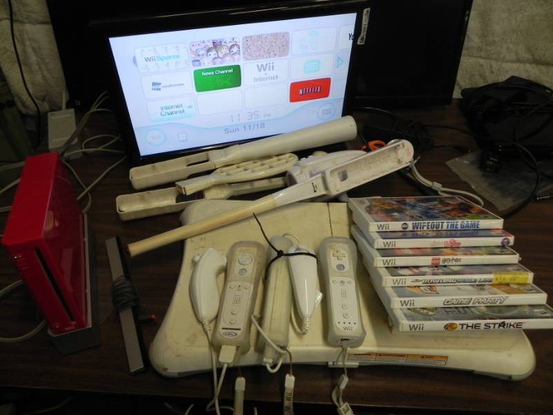 lot 10518 image: Nintendo Wii Bundle Game System