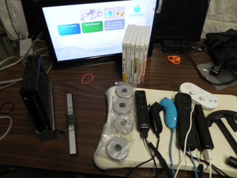 lot 10519 image: Nintendo Wii Bundle Game System
