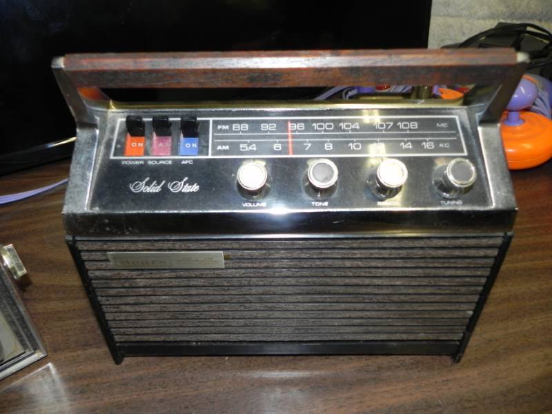 lot 10522 image: Vintage Solid State Radio by SEARS
