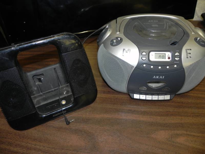 lot 10525 image: AKAI Cd Player Boombox and Memorex Dock System