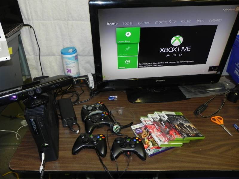 lot 10538 image: XBOX 360 Game Bundle System
