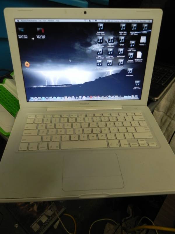 lot 10539 image: MacBook Laptop
