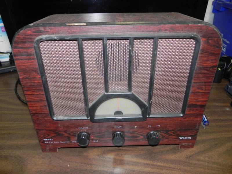lot 10541 image: Vintage Looking Radio