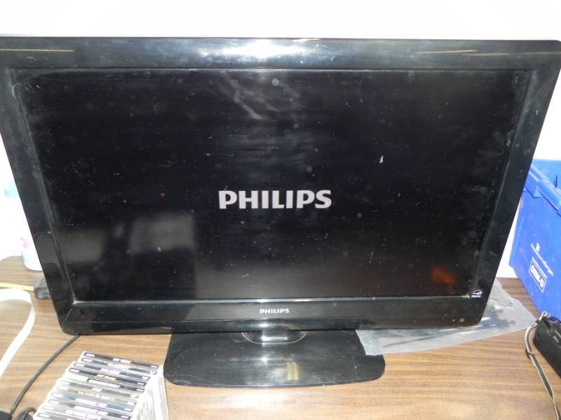 lot 10546 image: Philips 32 Flat Screen TV