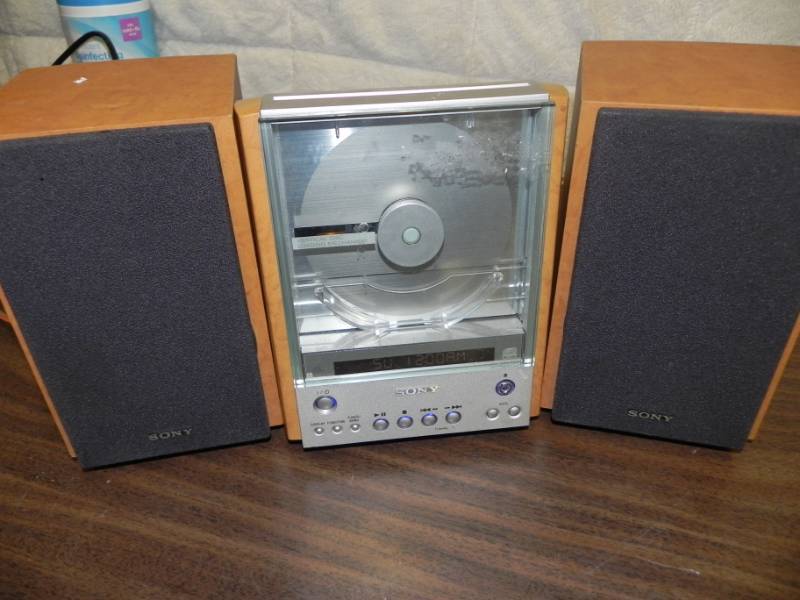 lot 10547 image: Sony TableTop Stereo CD Player