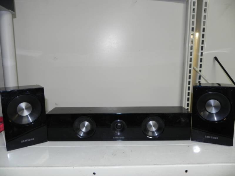 lot 10553 image: Samsung 3 Speaker Surround Sound