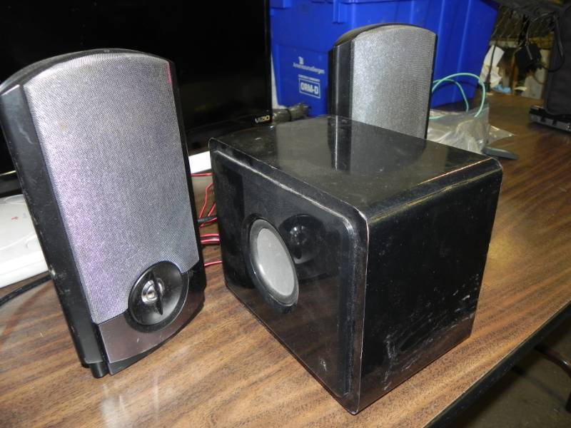 lot 10580 image: GPX 2.1 Speaker System with Subwoofer