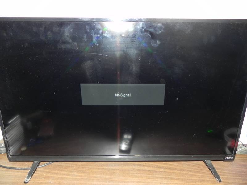 lot 10581 image: Vizio 39 Flat Screen LED TV