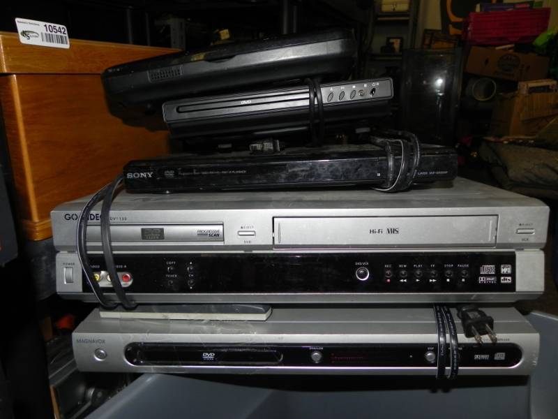 lot 10583 image: Lot of DVD players, And DVDVHS Combo Players