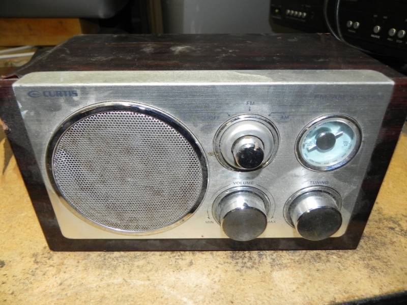 lot 10609 image: Curtis Amfm System Vintage Style Table Radio Model RCD3815