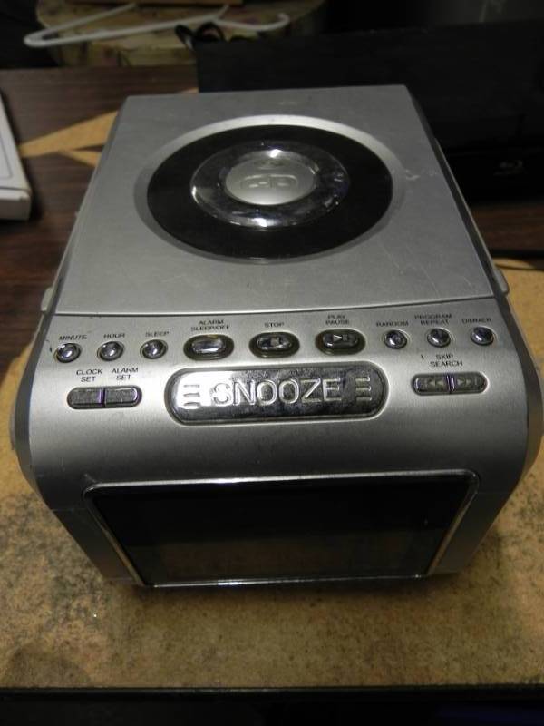 lot 10610 image: DuraBrand CD CLock Radio