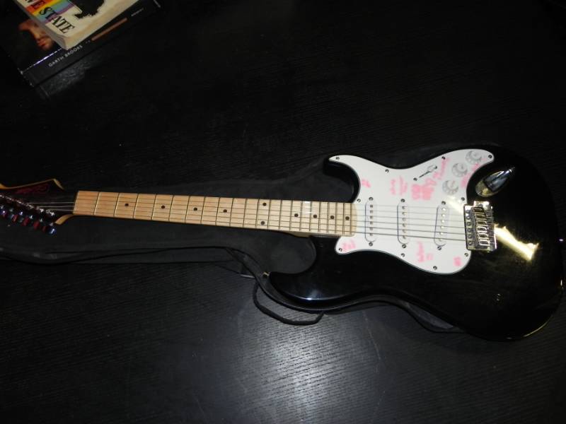 lot 10616 image: Silvertone Electric Guitar and Bag