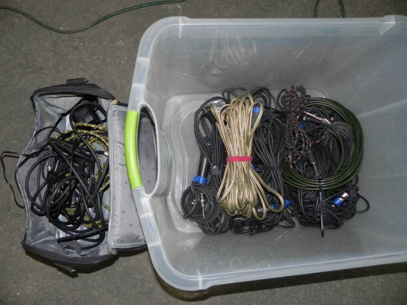 lot 10622 image: Tote of Guitar cables and Misc