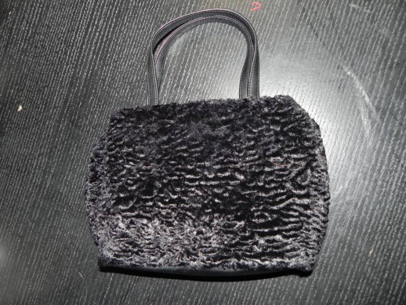 lot 10658 image: Amanda Smith Fur Purse