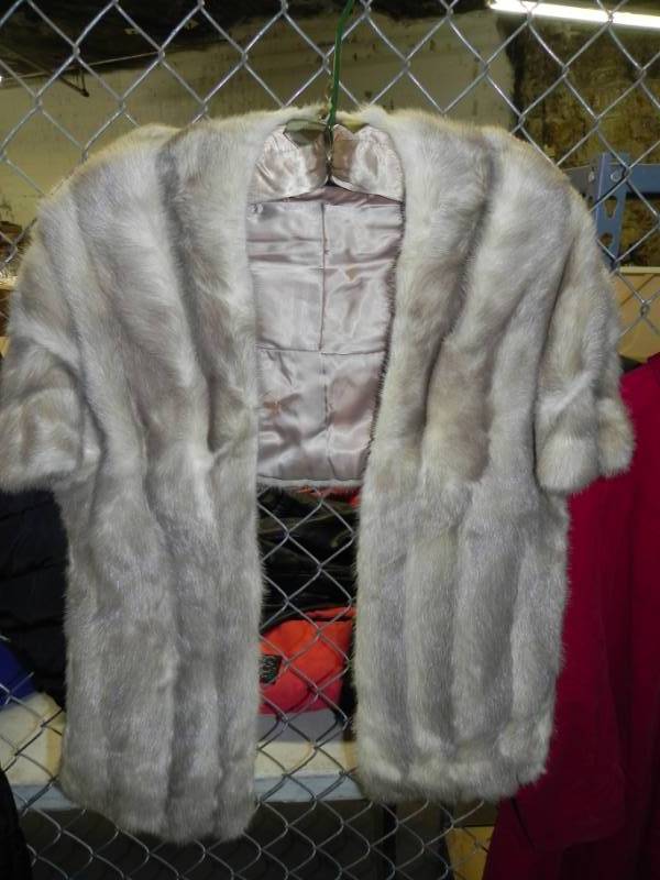 lot 10666 image: Alaskan Custom Built Furs Shoulder Shoal