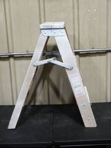 lot 26342 image: White Step Ladder