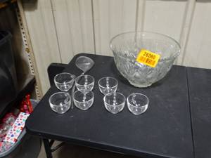 lot 26360 image: Glass Punch Bowl Set